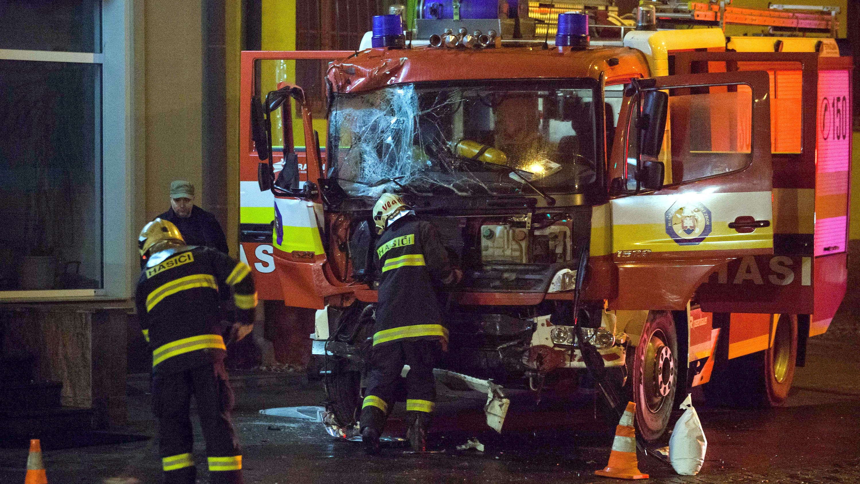 Hasiči z Bratislavy včera večer rozbili jedno zásahové vozidlo. V sychravom počasí havarovali na ceste k požiaru. Pri nehode sa zranilo päť ľudí, z nich boli traja hasiči.